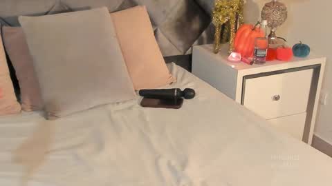 Leizathompson online show from 10.28.25