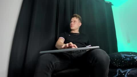 Snapshot of leo_cumming01 chatting on 02.05.25 Yesid online show from 02.05.25