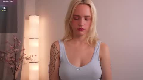 Snapshot of leo_lulu chatting on 11.18.25 Ashly online show from 11.18.25