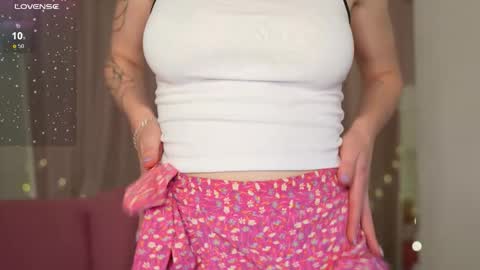 Snapshot of leo_lulu chatting on 11.22.25 Ashly online show from 11.22.25