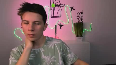 Snapshot of leo_valor chatting on 12.17.25 leo_valor online show from 12.17.25