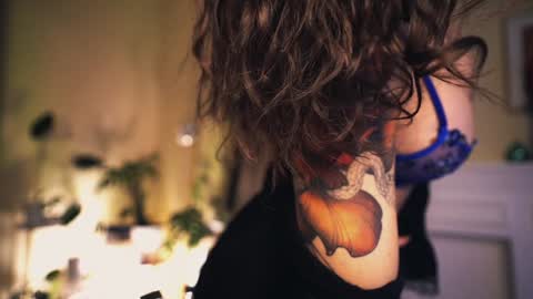 Snapshot of leonamell chatting on 12.09.24 Leo online show from 12.09.24