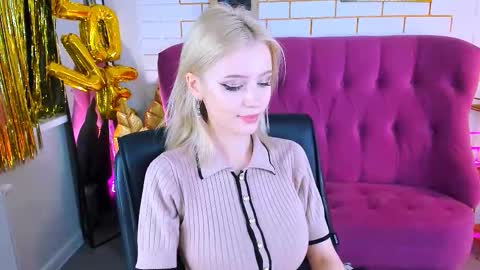 Snapshot of leonastone chatting on 09.25.25 leonastone online show from 09.25.25