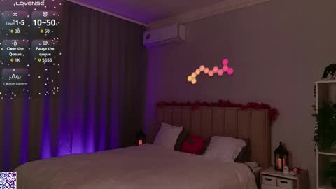 Nicole Moore online show from 10.05.25