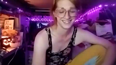 Snapshot of lesleygumgrass chatting on 10.20.25 LesleyGumGrass- The Boring Trans girl online show from 10.20.25