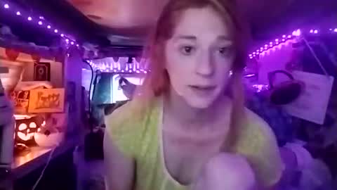 Snapshot of lesleygumgrass chatting on 10.24.25 LesleyGumGrass- The Boring Trans girl online show from 10.24.25