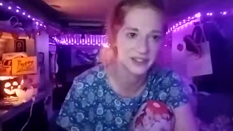 Snapshot of lesleygumgrass chatting on 10.25.25 LesleyGumGrass- The Boring Trans girl online show from 10.25.25