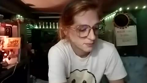 Snapshot of lesleygumgrass chatting on 11.18.25 LesleyGumGrass- The Boring Trans girl online show from 11.18.25