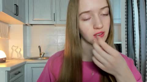 Snapshot of leslie_my_lovee chatting on 11.07.25 LESLIE online show from 11.07.25