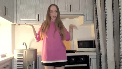 Snapshot of leslie_my_lovee chatting on 12.13.25 LESLIE online show from 12.13.25