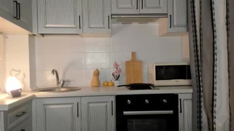 Snapshot of leslie_my_lovee chatting on 12.15.25 LESLIE online show from 12.15.25