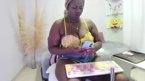 Snapshot of lesliee_brownn chatting on 10.15.25 lesliee_brownn online show from 10.15.25