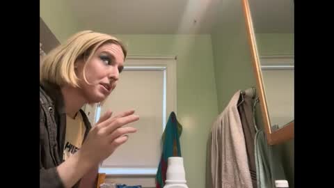 Snapshot of leslietheslut chatting on 09.17.25 leslietheslut online show from 09.17.25