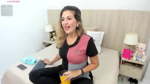 Lesly Santodomingo online show from 01.14.26