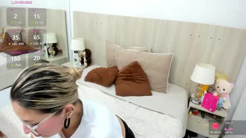 Lesly Santodomingo online show from 04.19.26