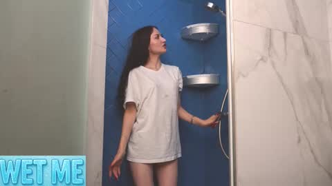 Snapshot of lessyluiz chatting on 10.05.25 Hi my name is Lessy I am 18 years old. Im new here but I really like making new acquaintances online show from 10.05.25
