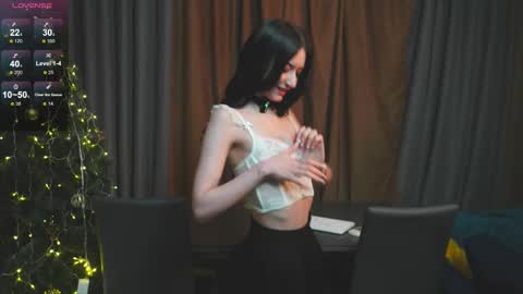 Snapshot of lessyluiz chatting on 12.16.25 Hi my name is Lessy I am 18 years old. Im new here but I really like making new acquaintances online show from 12.16.25