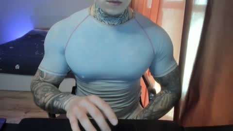 Snapshot of lewis_muscleee chatting on 04.08.26 blablablack online show from 04.08.26