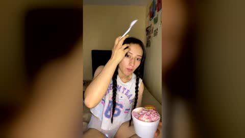 Snapshot of lia_queen610 chatting on 12.21.25 Little Queen Lia online show from 12.21.25