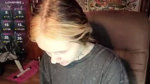 Snapshot of liaaa_li chatting on 10.31.25 liaaa_li online show from 10.31.25