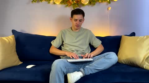 Snapshot of liam_enzho chatting on 12.31.24 Liam online show from 12.31.24