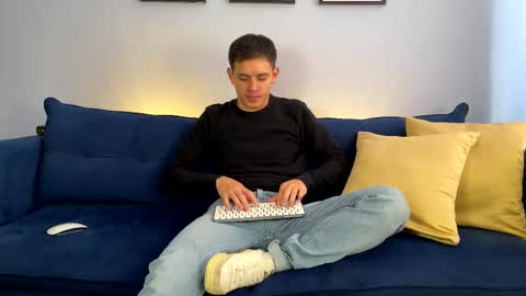Snapshot of liam_enzho chatting on 02.10.25 Liam online show from 02.10.25