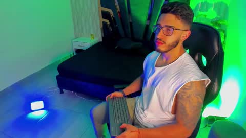 Snapshot of liam_kleiin chatting on 12.18.25 LIAM KLEIN online show from 12.18.25