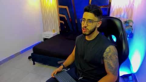Snapshot of liam_kleiin chatting on 12.19.25 LIAM KLEIN online show from 12.19.25