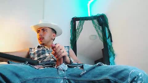 Snapshot of liamty_luxor chatting on 12.16.25 Liam online show from 12.16.25