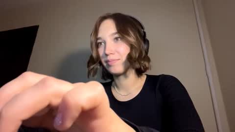 Snapshot of ligiabereda chatting on 10.30.25 Bella online show from 10.30.25