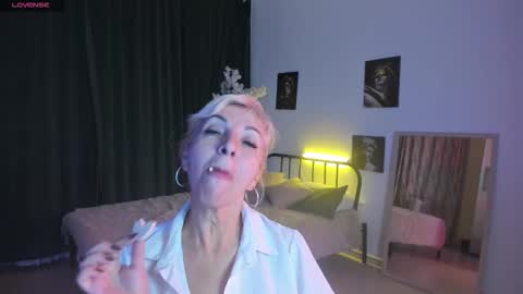 Snapshot of lilia_moons chatting on 10.17.25 Lilia online show from 10.17.25