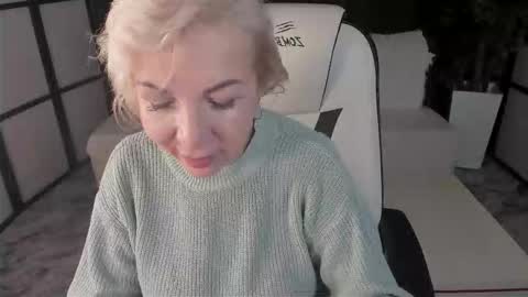 Snapshot of lilia_moons chatting on 11.14.25 Lilia online show from 11.14.25