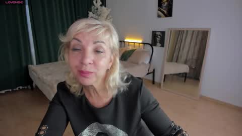 Snapshot of lilia_moons chatting on 11.18.25 Lilia online show from 11.18.25