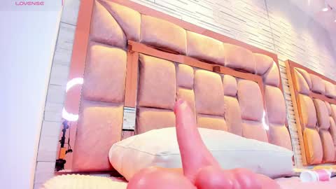 Snapshot of lilian_starfire chatting on 11.12.25 LILIAN online show from 11.12.25