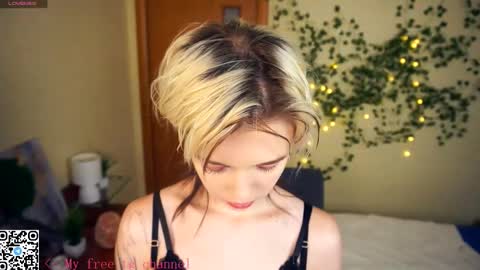 Snapshot of liliandaniels chatting on 11.12.25 Lilian online show from 11.12.25