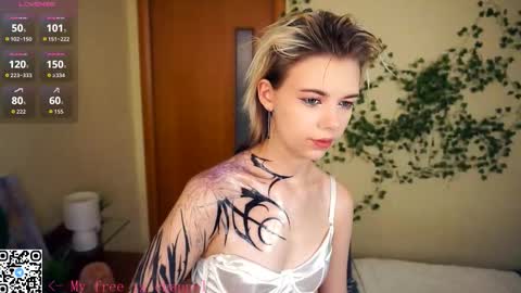 Snapshot of liliandaniels chatting on 11.18.25 Lilian online show from 11.18.25