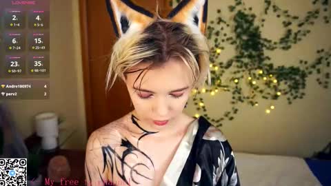 Snapshot of liliandaniels chatting on 11.19.25 Lilian online show from 11.19.25