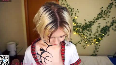 Snapshot of liliandaniels chatting on 11.21.25 Lilian online show from 11.21.25