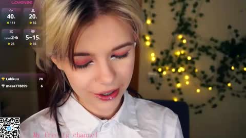 Snapshot of liliandaniels chatting on 11.25.25 Lilian online show from 11.25.25