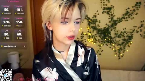 Snapshot of liliandaniels chatting on 11.29.25 Lilian online show from 11.29.25