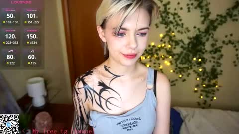 Snapshot of liliandaniels chatting on 12.04.25 Lilian online show from 12.04.25