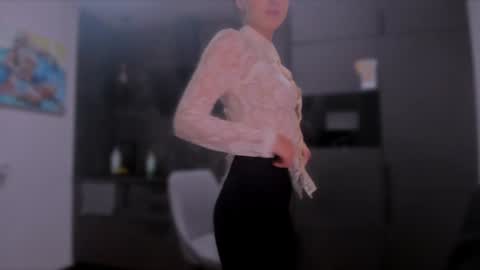 Snapshot of lililaluna chatting on 01.17.25             ...  online show from 01.17.25