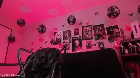 Snapshot of lilith_deveraux_ chatting on 11.22.25 MISTRESS LILITH online show from 11.22.25