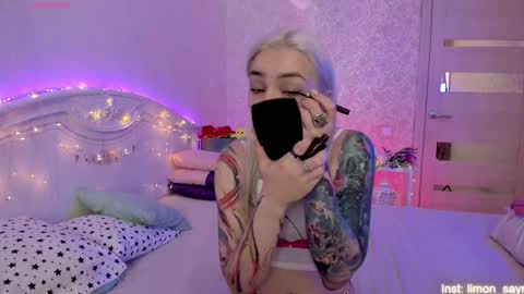 Snapshot of lillimooore chatting on 09.17.25 LilliMoore online show from 09.17.25