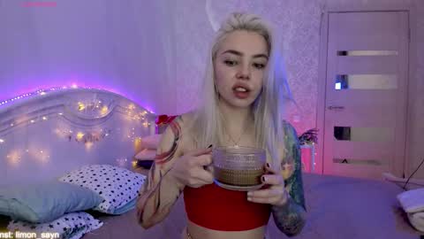 Snapshot of lillimooore chatting on 09.27.25 LilliMoore online show from 09.27.25