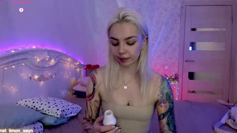 Snapshot of lillimooore chatting on 10.05.25 LilliMoore online show from 10.05.25