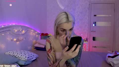 Snapshot of lillimooore chatting on 10.05.25 LilliMoore online show from 10.05.25