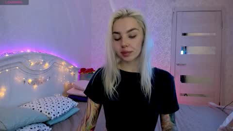 Snapshot of lillimooore chatting on 10.06.25 LilliMoore online show from 10.06.25