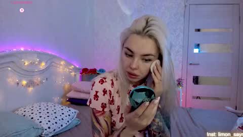 Snapshot of lillimooore chatting on 10.09.25 LilliMoore online show from 10.09.25