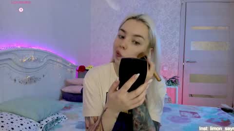 Snapshot of lillimooore chatting on 10.16.25 LilliMoore online show from 10.16.25